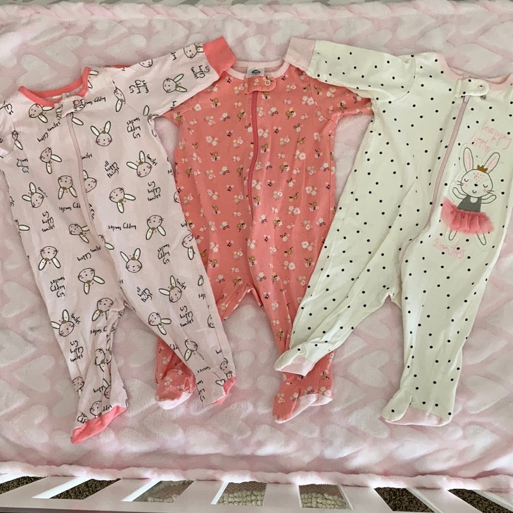 3 pair gerber baby girl pajamas size 0-3 m, great condition. Zip down.